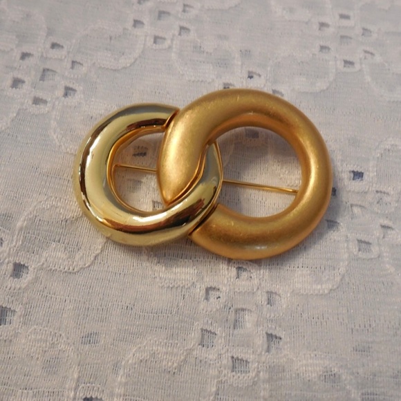 Monet Jewelry - Sophisticated and Fabulous Vintage Monet Circles Brooch